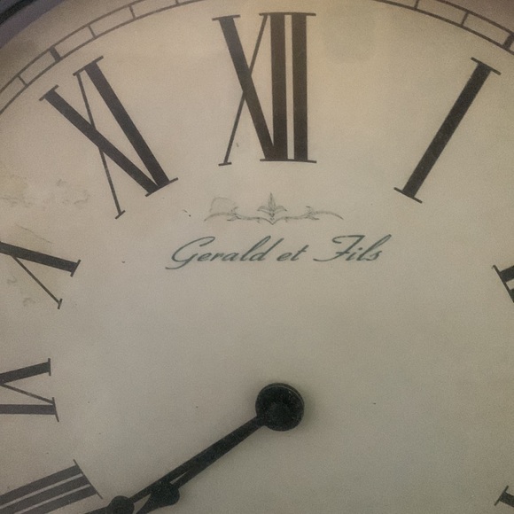 Green with a touch of Gold Wall Clock. - Picture 4 of 11